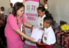 Datangi-Tiga-Sekolah-di-Desa-Tesbatan-II,-Bhayangkari-Cabang-Kupang-Serahkan-Bantuan-Bagi-Siswa-Kurang-Mampu