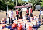 Polwan-DitSamapta-Polda-NTT-Bagikan-Bansos-ke-Masyarakat-Desa-Bugalima