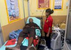 Sigap-Tanpa-Menunggu,-Sidokkes-Polres-Kupang-Selamatkan-Lansia-Lemas-di-Pasar-Oesao