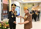 Terima-Bintang-Kehormatan-LVRI,-Kapolda-NTT:-Ini-Amanah-untuk-Terus-Memupuk-Nasionalisme-dan-Persaudaraan