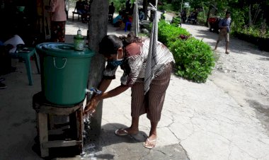 Kapolsek-Kupang-Timur-Bagikan-Masker-ke-pedagang-pasar-Oesao