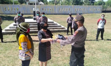 Dari-batas-Negeri,-Kapolsek-Amfoang-Timur-Bersama-Ketua-Bhayangkari-Ranting-Amfoang-Timur-bagikan-masker