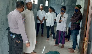 Kapolsek,-Kupang-Tengah-silaturahmi-ke-pengurus-Masjid-Al-Falah-manikin-sampaikan-kesepakatan-MUI,-dalam-melaksanakan-ibadah