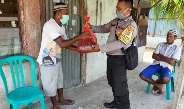 Bripka-Sirman-Bhabinkamtibmas-Polsek-Kutim-bagikan-sembako-kepada-warga