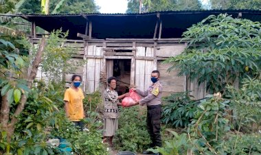 Bhabinkamtibmas-Bripka-Rudyart,-bagikan-paket-sembako-ke-warga-binaannya