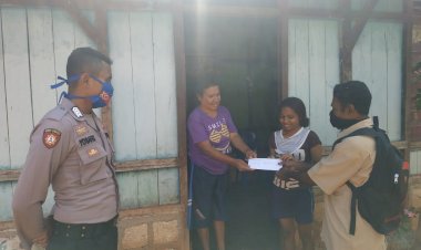 Bhabinkamtibmas-dampingi-Guru-serahkan-surat-kelulusan