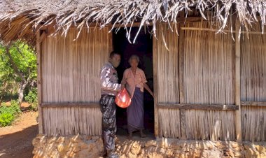 Bhabinkamtibmas-Bantu-Warga-Kurang-Mampu-Berikan-Paket-Sembako