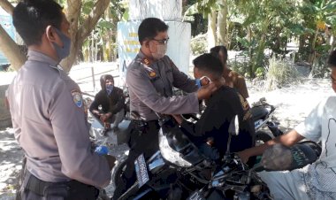 Sat-Binmas-Polres-Kupang-Turun-jalan-bagikan-masker-ke-tukang-ojek