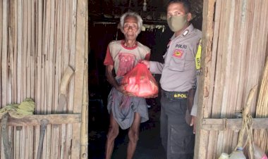 Perduli-warga-tidak-mampu-Bhabinkamtibmas-door-to-door-bagikan-sembako