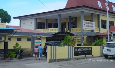 Rumah-Sakit-Bhayangkara-Kupang,lepas-satu-pasien-covid--19-,yang-telah-dinyatakan-sembuh