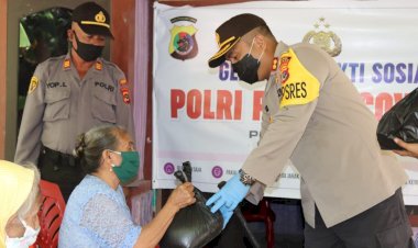 Door-to-door,-Kapolres-Kupang-Akbp-Aldinan-RJH-Manurung,SH,-SIK,-MSi,membagikan-paket-sembako-ke-warga-tidak-mampu