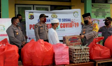Serentak,Polres-Kupang-dan-Polsek-Jajaran-membagikan-paket-sembako-kepada-warga-terdampak-covid--19