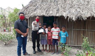 Perduli-warga-tidak-mampu-Kapolsek-Amarasi-Timur,-bagikan-peket-sembako