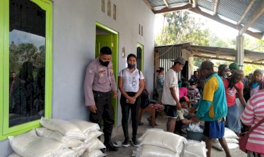 Bhabinkamtibmas-Polsek-Takari-Monitoring-Pembagian-BPNT-Kepada-330-KK-Terdampak-Covid-19