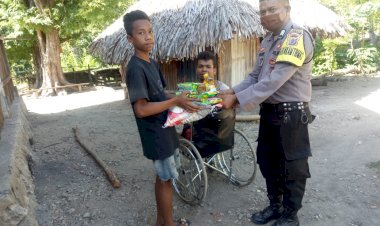 Bripka-Saik-Door-to-door-Bagikan-Bantuan-Sembako-ke-Warga-Tidak-Mampu