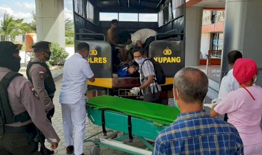 Patroli-Dalmas-Samapta-Polres-Kupang,-Selamatkan-Korban-Kecelakaan-Lalu-lintas