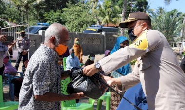 Sambut-Hari-Bhayangkara-Kapolres-Kupang-Berkeliling-Hingga-ke-Selatan-Bagikan-Sembako-Untuk-Masyarakat-Tidak-Mampu