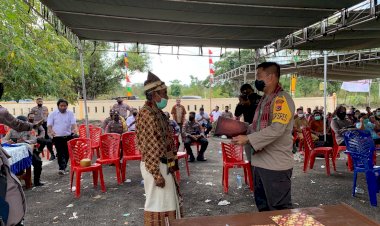 Gunakan-Dua-Kapal-Patroli-Pol-Air-Kapolres-Kupang-Bersama-Rombongan--Muat-Bantuan-Sembako