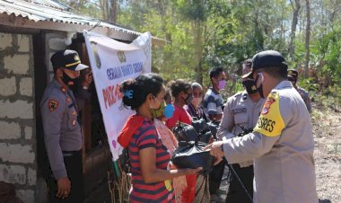 Kapolres--Kupang-Door-to-Door-Distribusikan-100-Paket-Bantuan-Sembako--Kepada-Warga-Tidak-Mampu