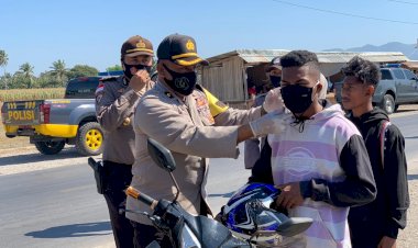 Cegah-Penularan-Covid-19-Jajaran-Polres-Kupang-Bagikan--Masker-Gratis