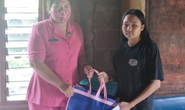 Ketua-Bhayangkari-Kupang-Berikan-Bantuan-Kepada-Pelajar-Yang-Hidup-Kekurangan