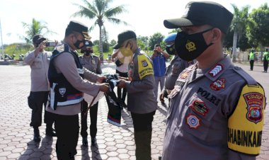 Kapolres-Kupang,-serahkan-rompi-dan-jeket-kepada-para-Bhabinkamtibmas