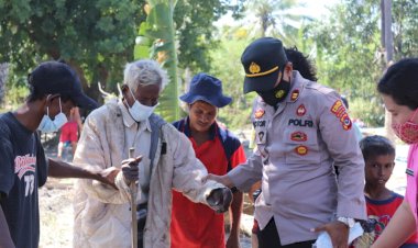 Kapolsek-Kupang-Timur-Bagikan-Bantuan-Warga-Korban-Banjir-Bandang