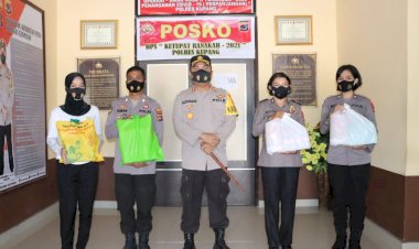 Jelang-Hari-Raya-Idul-Fitri-Kapolres-Kupang-Berbagi-Bingkisan-Lebaran