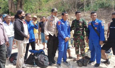 Aksi-Heroik-Anggota-Ditpolair-Polda-NTT-Selamatkan-Bocah-Tenggelam-di-Sungai-Beleno-Kupang