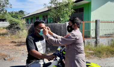 Cegah-Penyebaran-Covid-19-Sat-Binmas-Polres-Kupang-Bagikan-Masker