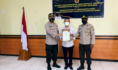 Kapolres-Kupang-Terima-Sertifikat-Tanah-Dari-Pemda-Kupang