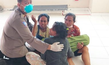 Kasat-Lantas-Polres-Kupang-Tenangkan-Orang-Tua-Korban-Kecalakaan