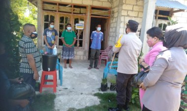 Datangi-Warga-Isoman-Terdampak-Covid-19-Kapolres-Kupang-Berikan-Bantuan-Ratusan-Paket-Sembako