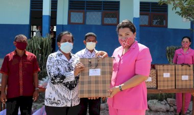 Apresiasi-Kepsek-SDN-1-Manusak-di-Kunjungi-Ketua-Bhayangkari-dan-Rombongan