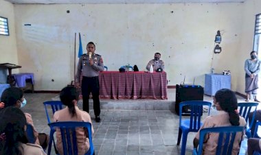 Sosialisasi-Penerimaan-Polri,-Kapolsek-Kupang-Barat-Datangi-SMA-Berikan-Motivasi