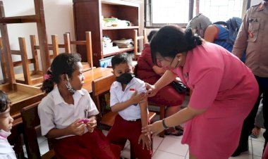 Ketua-Bhayangkari-Kupang-Semangati-Siswa-SD-Advent-Tidak-Takut-Vaksin