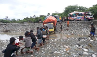 Kapolsek-Amfoang-Utara-Bersama-Nakes-Puskesmas-Soliu-Lewati-Banjir-Drop-Vaksin