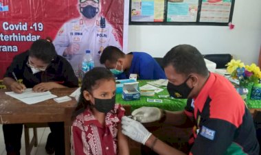 Sebanyak-63-Pelajar-SD-Inpres-Merdeka-Mendapat-Vaksi-Tahap-II-Dari-Tim-Vaksinator-Polres-Kupang