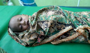 Polisi-Evakuasi-Mayat-Balita-Korban-Tenggelam-Di-Saluran-Irigasi