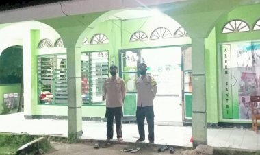 Polisi-Berikan-Rasa-Aman-Pada-Masyarakat-Yang-Melakasakan-Ibadah-Sholat-Tarawih