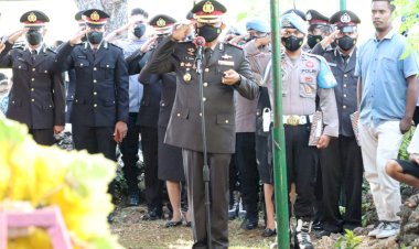 Kapolres-Kupang-Pimpin-Penghormatan-Terakhir-Kepada-Almarhum-Aipda-Phillipus-Tadi