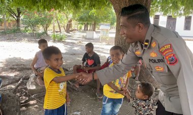 Wakapolsek-Kupang-Tengah-Berbagi-Kasih-Kepada-Anak-anak-Kampung-Noeltes-Terdampak-Pembangunan-Bendungan-Tefmo-Manikin