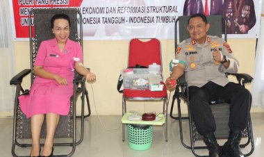 Jelang-Hari-Bhayangkara-ke-76-Kapolres-Kupang-Bersama-Ketua-Bhayangkari-Cabang-Kupang-Melakukan-Donor-Darah