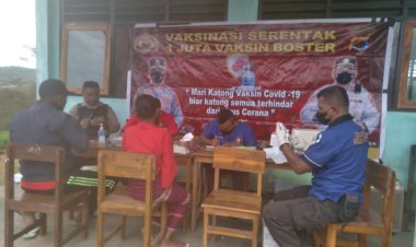 Polres-Kupang-Gelar-Pengobatan-Gratis,-Pembagian-Makanan-Tambahan-Bagi-Siswa-SD-Negeri-Lelogama
