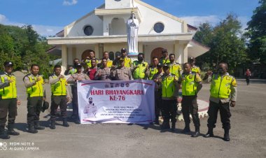 Sambut-Hari-Bhayangkara-ke-76-Personil-Polres-Kupang-Melaksanakan-Baksos-Bersihkan-Rumah-Ibadah