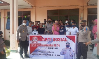 Jelang-Hari-Bhayangkara-ke-76-Kapolres-Kupang-Bagikan-Paket-Bansos-Ke-Panti-Asuhan