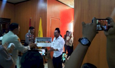 Kapolres-Kupang-Berikan-Surprise-di-Hari-Ulang-Tahun-ke---63-Bupati-Kupang