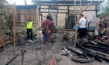 Datangi-TKP-Kebakaran-Rumah-Bhabinkamtibmas-Imbau-Warga-Untuk-Waspada