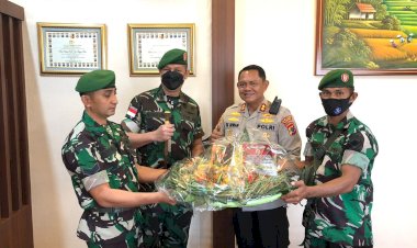 Sinergitas-Dalam-Sepotong-Kue,-Dua-Pimpinan-TNI-ini--Kejutkan-Kapolres-Kupang