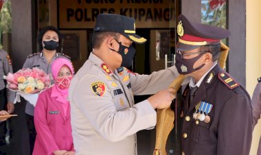 Happy-Ending-!!!-Iptu-Purnawirawan-Sergius-Nahak-Seran -Dilepas-dengan-Seremoni-Pedang-Pora